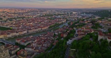 Lyon tarihi şehir merkezinde hava araçlarının video görüntüleri var. Sıcak bir yaz akşamı. Lyon Fransa 'nın güneş ışığı havası. Fransa, Avrupa 'da ünlü turist tatil beldesi.