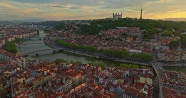 Lyon tarihi şehir merkezinde hava araçlarının video görüntüleri var. Sıcak bir yaz akşamı. Lyon Fransa 'nın güneş ışığı havası. Fransa, Avrupa 'da ünlü turist tatil beldesi.