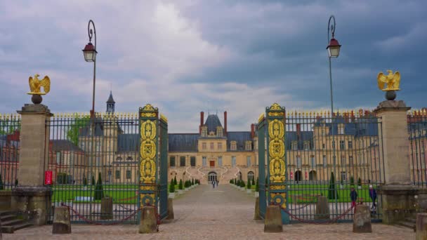Monumento Medieval Castelo Real Fontainebleau Área Parque Adjacente Com Lago — Vídeo de Stock