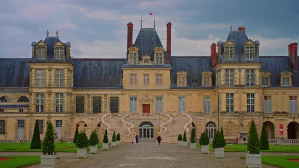 Monumento Medieval Castelo Real Fontainebleau Área Parque Adjacente Com Lago — Vídeo de Stock