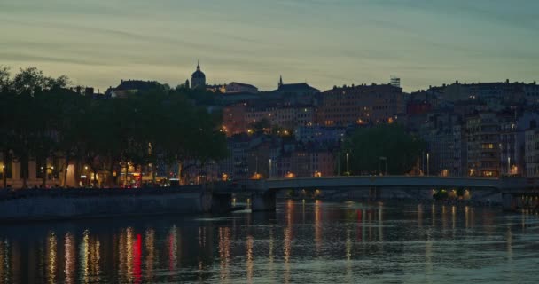 Лион Сити Набережная Река Ночью Франция — стоковое видео