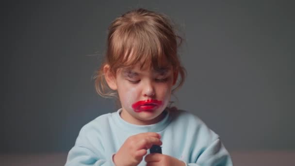 Jolie Petite Fille Essayant Rouge Lèvres Pour Première Fois Bonheur — Video