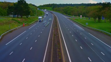 Fransa 'da trafiğin en yoğun olduğu saatte otoyol boyunca giden arabaların hızlandırılmış görüntüsü. Paris 'e yakın bir paralı yol. Yüksek kalite 4k görüntü