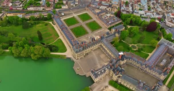 法国枫丹白露中世纪地标皇家城堡及毗邻公园地区的空中景观 — 图库视频影像