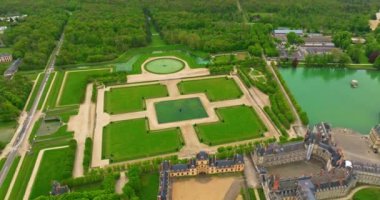 Ortaçağ kraliyet kalesi Fontainebleau ve Fransa 'nın gölü olan bitişik park alanının havadan görünüşü.