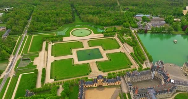 Luftaufnahme Des Mittelalterlichen Wahrzeichens Königliches Schloss Fontainebleau Und Angrenzender Park — Stockvideo