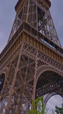 Fransa 'nın başkenti Paris' in merkez bölgesinde bir Fransız simgesi. 2024 'te Eyfel Kulesi' ni yeniledim. Paris 'te turistik bir yer. Eyfel Kulesi 'nin alçak açılı görüntüsü.