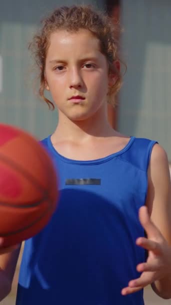 Pionowe Wideo Portret Nastolatka Grającego Koszykówkę Placu Zabaw Zachodzie Słońca — Wideo stockowe
