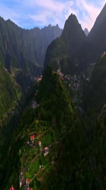 Atlantik Okyanusu 'ndaki Madeira adasının insansız hava aracından inanılmaz güzel bir manzara. Yeşil, taze ve refah dolu bir adanın hava görüntüsü. Avrupalılar için popüler turizm beldesi.