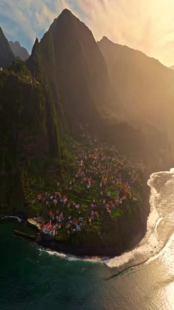 大西洋に位置するマデイラ島の無人機からの信じられないほど美しい景色 緑豊かで繁栄した島の航空写真 ヨーロッパ人のための人気の観光地 — ストック動画