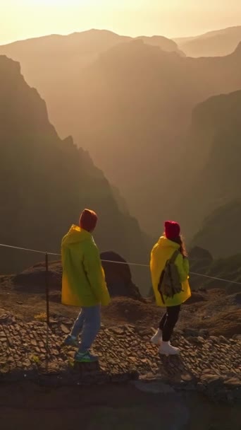 Вертикальное Видео Два Туриста Команде Рюкзаками Замедленного Движения Ходьба Силуэт — стоковое видео