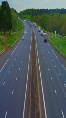 Fransa 'da trafiğin en yoğun olduğu saatte otoyol boyunca giden arabaların hızlandırılmış görüntüsü. Paris 'e yakın bir paralı yol. Yüksek kalite 4k görüntü