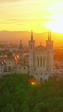 Lyon tarihi şehir merkezinde hava aracı dikey video görüntüleri var. Sıcak bir yaz akşamı. Lyon Fransa 'nın güneş ışığı havası. Fransa, Avrupa 'da ünlü turist tatil beldesi.