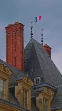 Fontainebleau Kalesi 'nin havadan görünüşü ve Kral' ın merdivenleri. Fransa 'daki Royal Chateau de Fontainebleau, 8. Louis' den III. Napolyon 'a kadar Fransız hükümdarlarının evi..