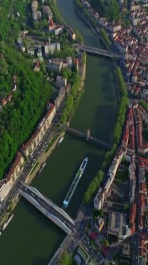 Lyon tarihi şehir merkezinde hava aracı dikey video görüntüleri var. Sıcak bir yaz akşamı. Lyon Fransa 'nın güneş ışığı havası. Fransa, Avrupa 'da ünlü turist tatil beldesi.