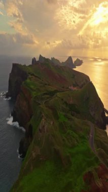 Atlantik Okyanusu 'ndaki Madeira adasının insansız hava aracından inanılmaz güzel bir manzara. Yeşil, taze ve refah dolu bir adanın hava görüntüsü. Avrupalılar için popüler turizm beldesi.