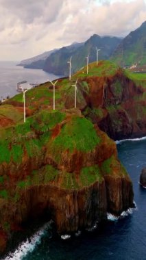 Atlantik Okyanusu 'ndaki Madeira adasının insansız hava aracından inanılmaz güzel bir manzara. Yeşil, taze ve refah dolu bir adanın hava görüntüsü. Avrupalılar için popüler turizm beldesi.