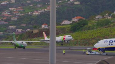 Portekiz, Madeira, 02 Mayıs 2024: Ticari Yolcu Uçağı Funchal Havaalanı Madeira Portekiz.