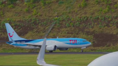 Portekiz, Madeira, 02 Mayıs 2024: Ticari Yolcu Uçağı Funchal Havaalanı Madeira Portekiz.