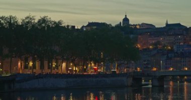 Lyon şehri nehir kıyısında ve gece vakti. Fransa.