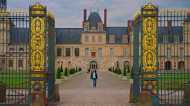 Fontainebleau Kalesi 'nin havadan görünüşü ve Kral' ın merdivenleri. Fransa 'daki Royal Chateau de Fontainebleau, 8. Louis' den III. Napolyon 'a kadar Fransız hükümdarlarının evi..