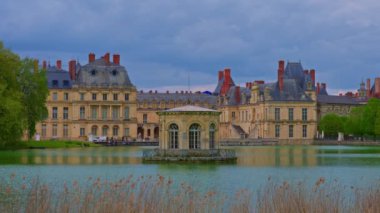 Fontainebleau Kalesi 'nin havadan görünüşü ve Kral' ın merdivenleri. Fransa 'daki Royal Chateau de Fontainebleau, 8. Louis' den III. Napolyon 'a kadar Fransız hükümdarlarının evi..