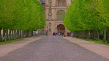 Ortaçağ kraliyet kalesi Fontainebleau ve Fransa 'da gölü olan bitişik park alanı..