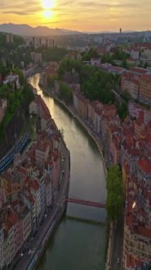 Lyon tarihi şehir merkezinde hava aracı dikey video görüntüleri var. Sıcak bir yaz akşamı. Lyon Fransa 'nın güneş ışığı havası. Fransa, Avrupa 'da ünlü turist tatil beldesi.
