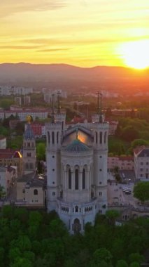 Lyon tarihi şehir merkezinde hava aracı dikey video görüntüleri var. Sıcak bir yaz akşamı. Lyon Fransa 'nın güneş ışığı havası. Fransa, Avrupa 'da ünlü turist tatil beldesi.