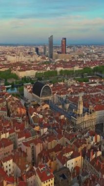 Lyon tarihi şehir merkezinde hava aracı dikey video görüntüleri var. Sıcak bir yaz akşamı. Lyon Fransa 'nın güneş ışığı havası. Fransa, Avrupa 'da ünlü turist tatil beldesi.