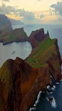 Atlantik Okyanusu 'ndaki Madeira adasının insansız hava aracından inanılmaz güzel bir manzara. Yeşil, taze ve refah dolu bir adanın hava görüntüsü. Avrupalılar için popüler turizm beldesi.