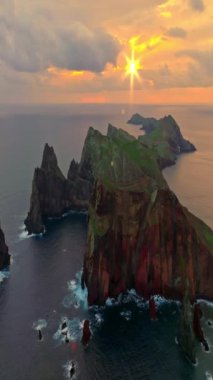 Atlantik Okyanusu 'ndaki Madeira adasının insansız hava aracından inanılmaz güzel bir manzara. Yeşil, taze ve refah dolu bir adanın hava görüntüsü. Avrupalılar için popüler turizm beldesi.