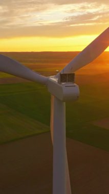 Alternatif enerji. Yel değirmenlerinin hava manzarası. ABD 'de enerji üretimi. Rüzgâr türbinleri olan bir manzara. Geniş rüzgar türbinleri ve saha manzarası parlak turuncu günbatımı..