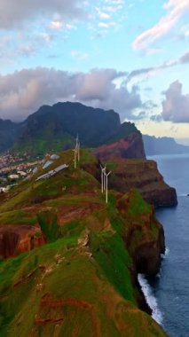 Atlantik Okyanusu 'ndaki Madeira adasının insansız hava aracından inanılmaz güzel bir manzara. Yeşil, taze ve refah dolu bir adanın hava görüntüsü. Avrupalılar için popüler turizm beldesi.