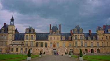 Fontainebleau Kalesi 'nin havadan görünüşü ve Kral' ın merdivenleri. Fransa 'daki Royal Chateau de Fontainebleau, 8. Louis' den III. Napolyon 'a kadar Fransız hükümdarlarının evi..