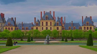 Ortaçağ kraliyet kalesi Fontainebleau ve Fransa 'da gölü olan bitişik park alanı..