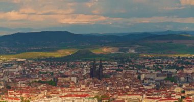 Eski şehir merkezindeki Clermont-Ferrand kilisesi. Fransa. Zaman Uygulaması.
