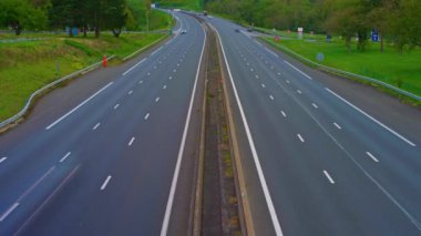 Fransa 'da trafiğin en yoğun olduğu saatte otoyol boyunca giden arabaların hızlandırılmış görüntüsü. Paris 'e yakın bir paralı yol. Yüksek kalite 4k görüntü
