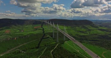 Millau Viaduct dünyanın en yüksek ulaşım köprüsü. İlkbaharda Millau Viyadük 'ünün insansız hava aracı çekimi, Güney Fransa' daki Tarn vadisinde. Millau Viyadük 'ünün hava görüntüsü.