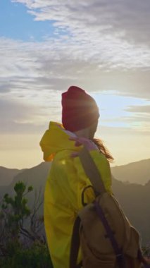 Kamera kadın yürüyüşçüyü sırt çantasıyla takip ediyor. Gezgin yürüyüşçü, doğa ve hayatın tadını çıkarıyor. Dağlarda seyahat, yolculukta macera. Yaşam tarzı konsepti. Madeira 'da dağ yolunda yürüyen bir kadın..