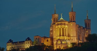 Basilica Notre Dame de Fourviere, Lyon, Fransa 'da gece vakti havadan çekilmiş..