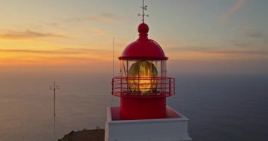 Günbatımında Portekiz, Madeira 'daki hava manzaralı deniz feneri..