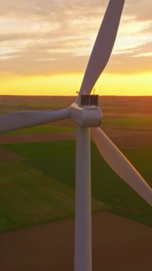 Alternatif enerji. Yel değirmenlerinin hava manzarası. ABD 'de enerji üretimi. Rüzgâr türbinleri olan bir manzara. Geniş rüzgar türbinleri ve saha manzarası parlak turuncu günbatımı..