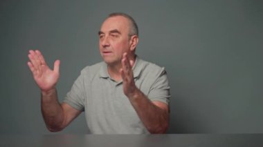 Yaşlanan adam kapalı alandaki sivrisinekleri püskürtür..