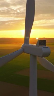 Alternatif enerji. Yel değirmenlerinin hava manzarası. ABD 'de enerji üretimi. Rüzgâr türbinleri olan bir manzara. Geniş rüzgar türbinleri ve saha manzarası parlak turuncu günbatımı..