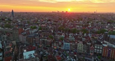 Amsterdam, Hollanda şehri. Şehir merkezinde elektrikli tekneleri olan kanalların havadan görüntüsü. İnsansız hava aracı Amsterdam bahar manzarası dar eski evler, kanallar. Eski merkez hava görüntüsü oluşturuluyor.