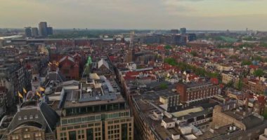 Amsterdam, Hollanda şehri. Şehir merkezinde elektrikli tekneleri olan kanalların havadan görüntüsü. İnsansız hava aracı Amsterdam bahar manzarası dar eski evler, kanallar. Eski merkez hava görüntüsü oluşturuluyor.