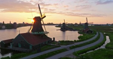 Amsterdam, Hollanda şehri. Şehir merkezinde elektrikli tekneleri olan kanalların havadan görüntüsü. İnsansız hava aracı Amsterdam bahar manzarası dar eski evler, kanallar. Eski merkez hava görüntüsü oluşturuluyor.