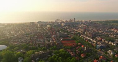 Hollanda 'nın güneyindeki merkezin ufuk çizgisi, Hollanda hükümet elçilikleri bakanlıkları, yüksek mahkeme ve kraliyet ailesi.