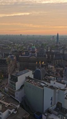 Amsterdam, Hollanda şehri. Şehir merkezinde elektrikli tekneleri olan kanalların havadan görüntüsü. İnsansız hava aracı Amsterdam bahar manzarası dar eski evler, kanallar. Eski merkez hava görüntüsü oluşturuluyor.